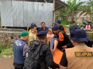 Brimob Polri Evakuasi Korban Gempa Cianjur Dengan Tandu