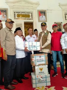 Gubernur Mahyeldi Serahkan 1,2 Ton Randang Bantuan dari Masyarakat Sumbar ke Bupati Cianjur