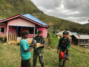 Pos Balingga Satgas Yonif Mekanis 203/AK Laksanakan Anjangsana Ke Rumah Bapak Kepala Desa