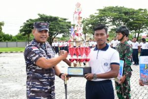 Danlantamal XI Serahkan Hadiah Pemenang Berbagai Perlombaan Dalam Rangka HUT Lantamal XI