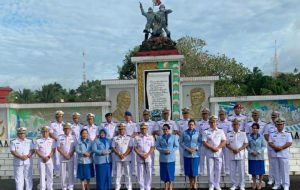Komandan Lanudal Manado Ikuti Upacara Ziarah dan Tabur Bunga di TMP Kairagi Manado