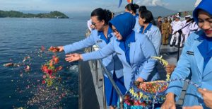 Komandan Lanudal Manado Ikuti Upacara Tabur Bunga Hari Dharma Samudera di Perairan Selat Lembeh Bitung