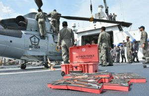Skuadron Udara 100 Laksanakan Latihan Remove/ Installation Blade di KRI R.E Marthadinata