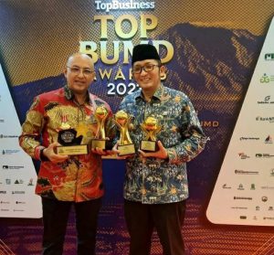Wako Hendri Septa dan Dirut Perumda AM Kota Padang Hendra Pebrizal, Terima Top Pembina dan Top CEO BUMD 2023