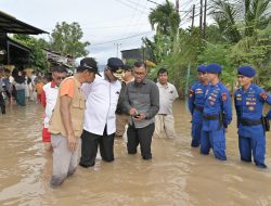 Tinjau Lokasi Banjir, Gubernur Mahyeldi Perintahkan OPD Teknis untuk Segera Distribusikan Bantuan