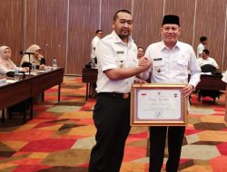 Wabup Sabar AS Wakili Bupati Pasaman Terima Penghargaan LPPD Terbaik di Sumatera Barat