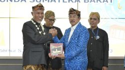 Gubernur Mahyeldi Sampaikan Pesan Persatuan Usai Menerima Anugerah Gelar Kehormatan dari Paguyuban Warga Sunda