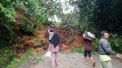 Longsor di Nagari Lolo Kabupaten Solok, Bupati Kerahkan Alat Berat dan TRC BPBD Bersihkah Material