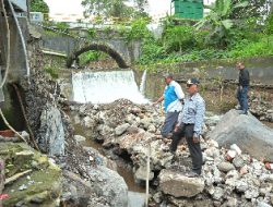Gubernur Mahyeldi Tinjau Sejumlah Titik Kawasan Terdampak Banjir dan Lonsor di Tiga Kabupaten di Sumbar