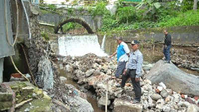 Gubernur Mahyeldi Tinjau Sejumlah Titik Kawasan Terdampak Banjir dan Lonsor di Tiga Kabupaten di Sumbar