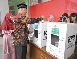 Gubernur Mahyeldi dan Keluarga Tunaikan Hak Pilih pada Pemilu 2024 di TPS 12 Jati Baru Padang