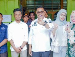 Bupati Epyardi Asda Gunakan Hak Pilih di TPS 06 Singkarak Kabupaten Solok