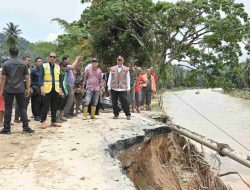 Gubernur Mahyeldi Sisiri Dampak Bencana di Pessel, Penyaluran Bantuan Terus Dilakukan