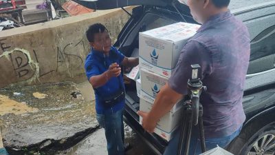 Perumda Air Minum Kota Padang Salurkan Bantuan Air Minum Dalam Kemasan untuk Warga Terdampak Banjir di Banuaran