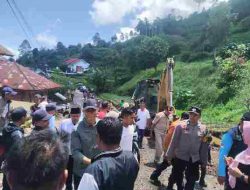 Sekda Medison Tinjau Lokasi Longsor di Kecamatan Lembang Jaya