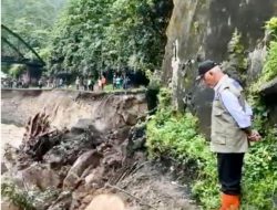 Gubernur Mahyeldi Tinjau Langsung Beberapa Titik Ruas Jalan Nasional yang Terdampak Banjir Bandang di Sumbar