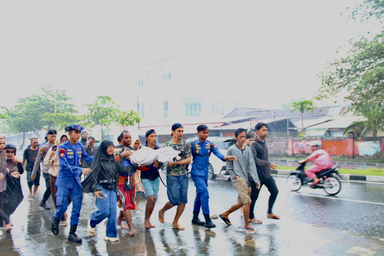 Bocah Terseret Ombak di Pantai Padang, Akhirnya Ditemukan Tim SAR Gabungan Polda Sumbar