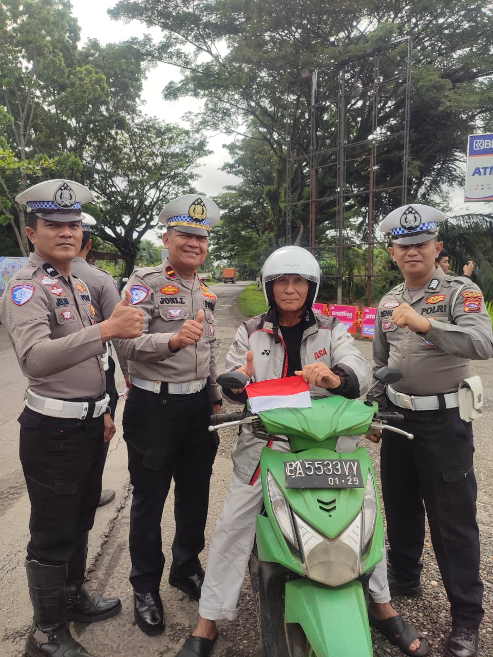 Polda Sumbar Bagikan 1.250 Bendera Merah Putih: Bangkitkan Nasionalisme Jelang HUT RI ke-80