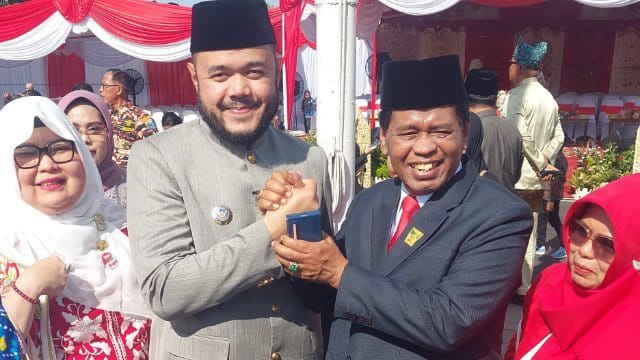 HUT ke-80 RI, Wakil Ketua DPRD Kota Padang Jupri ‘Salam Keakraban’ dengan Wako Fadly Amran