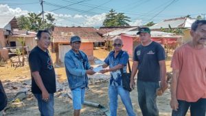 Gotong Royong Punahkan Lumpur, Tim Peduli Banjir Bandang Sumbar Serahkan Bantuan Recovery di Parak Ubi Kampung Lapai