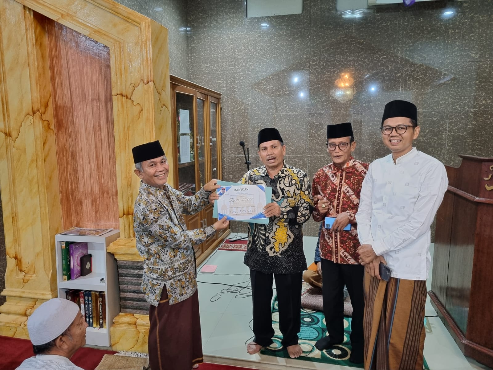 Safari Ramadhan, Anggota DPRD Kota Padang Surya Jufri Salurkan Bantuan 25 juta