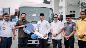 Zigo Rolanda Serahkan Bantuan Bus Sekolah di Kota Solok, Kawal Pembangunan Infrastruktur dan Air Bersih