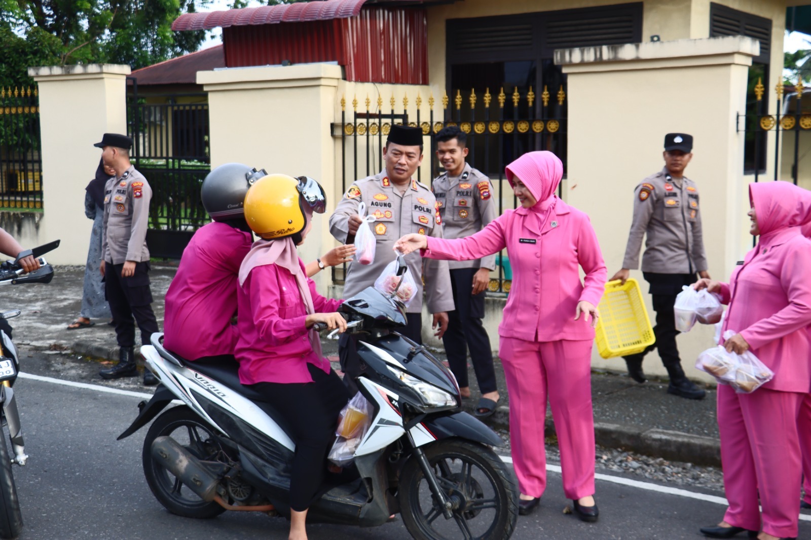 Kapolres Pasaman Barat Bagikan Ratusan Paket Takjil Ke Masyarakat