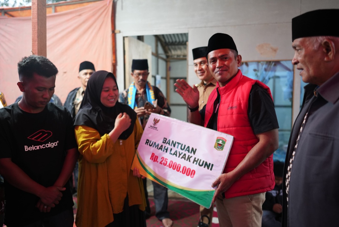 Bupati Solok Serahkan Bantuan Rumah Layak Huni di Alahan Panjang