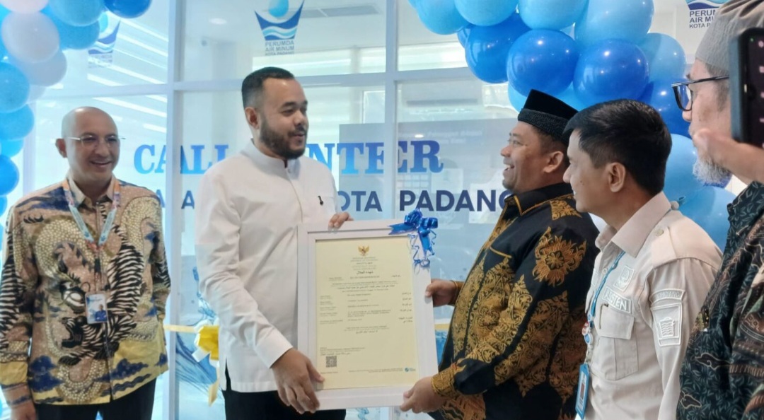 Wako Fadly Amran Didampingi Dirut Terima Sertifikat Halal Perumda AM Kota Padang dari BPJPH Sumbar Riau dan Jambi
