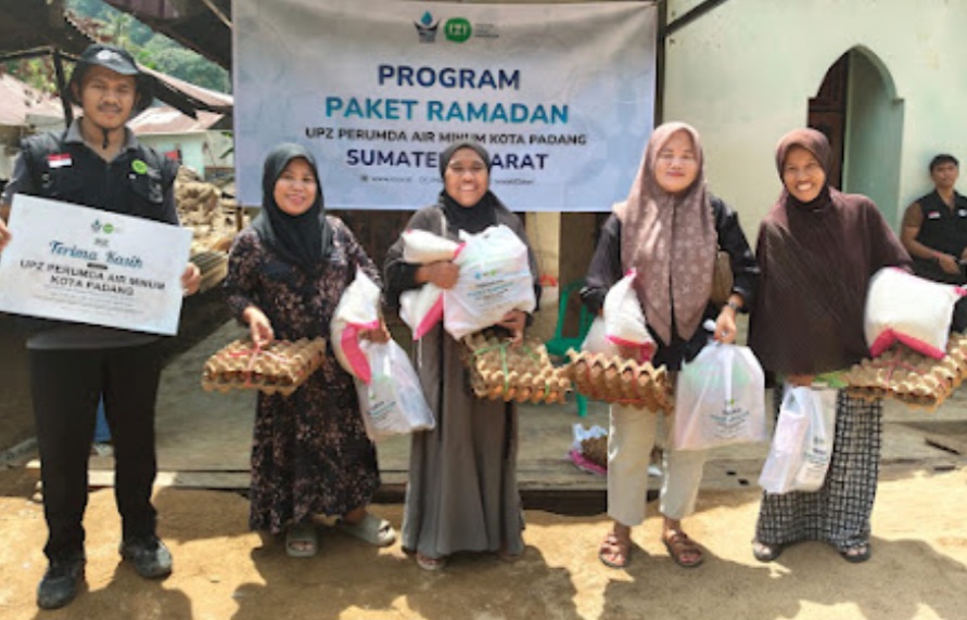 Perumda Air Minum Padang Gandeng IZI Serahkan 300 Paket Ramadhan Ke Masyarakat Terdampak