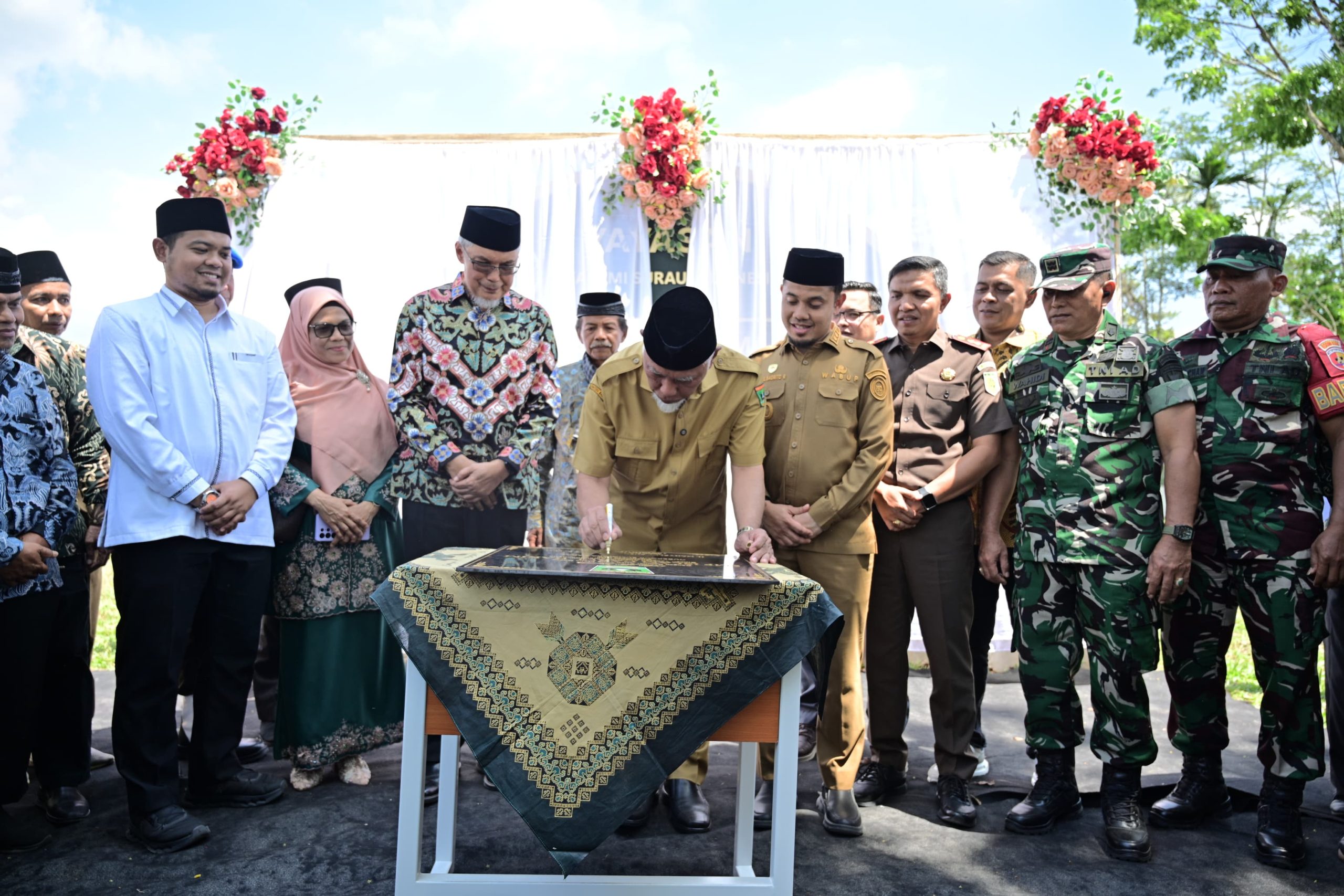 Gubernur Mahyeldi Resmikan SMP Islam Darul Hakim, Hidupkan Kembali Tradisi Pendidikan Surau
