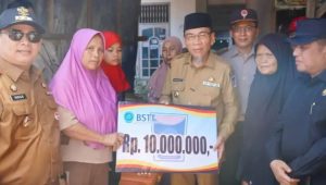 Wawako Maigus Nasir Serahkan Bantuan BSTT Rp10 Juta untuk Korban Kebakaran di Banuaran
