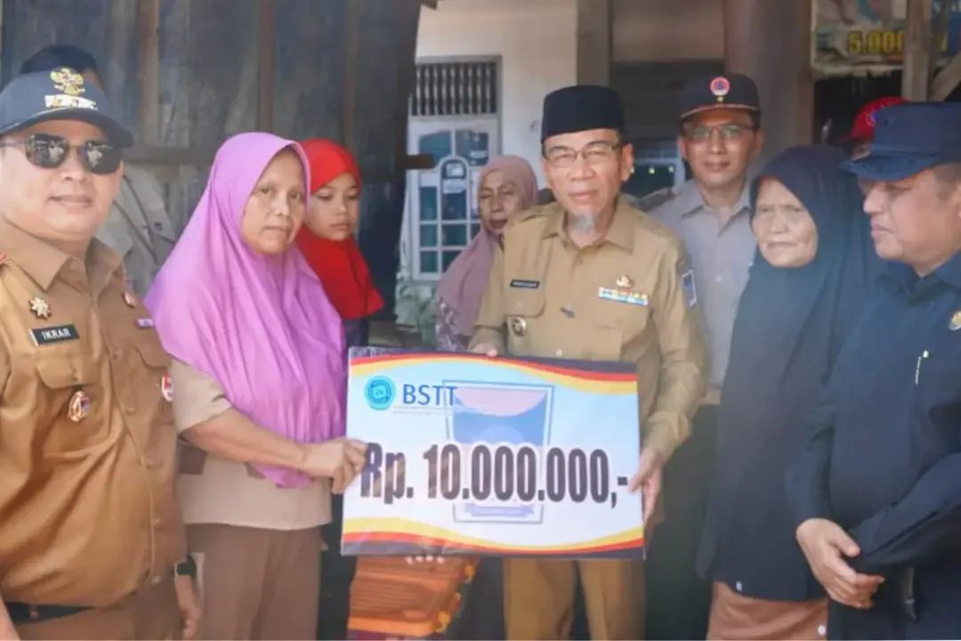 Wawako Maigus Nasir Serahkan Bantuan BSTT Rp10 Juta untuk Korban Kebakaran di Banuaran