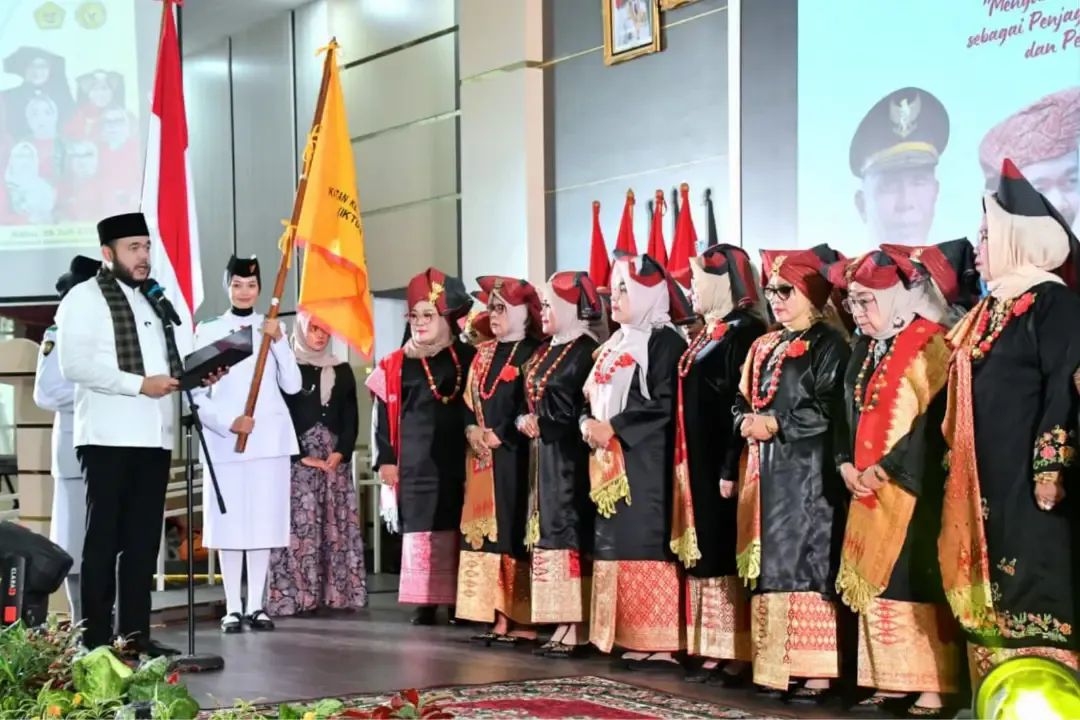 Fadly Amran Kukuhkan Pengurus Bundo Kanduang IKTD Sumbar 2026-2031, Perkuat Peran Penjaga Adat dan Pendidik Generasi
