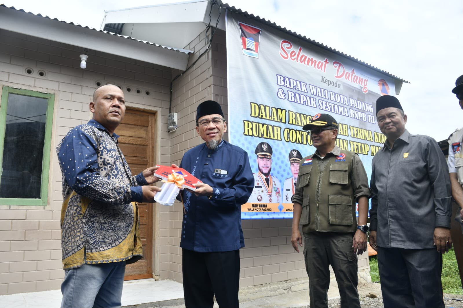 Wawako Maigus Nasir Serahkan Kunci Huntap Korban Bencana, BNPB Minta 22 Rumah Lagi Segera Dibangun