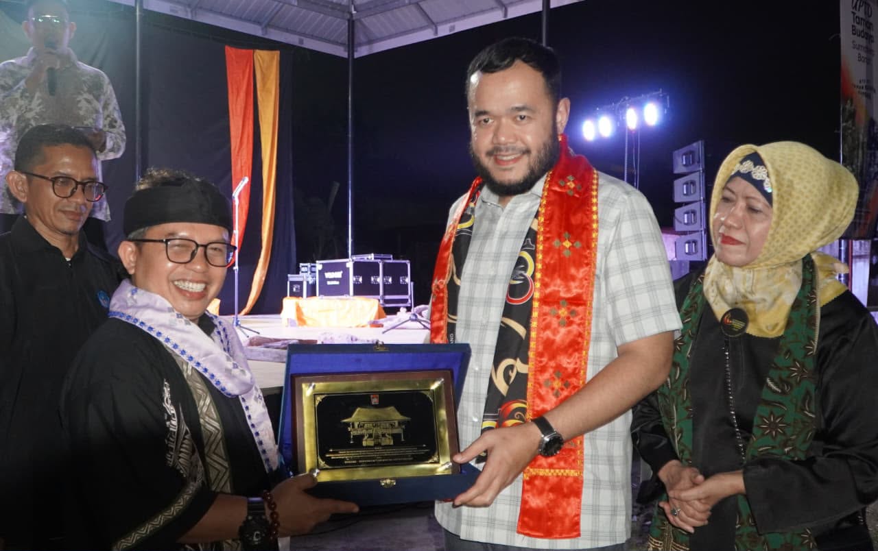 Fadly Amran Lepas Delegasi Safari Puisi Empat Negara, Tegaskan Budaya Fondasi Pembangunan Kota Padang