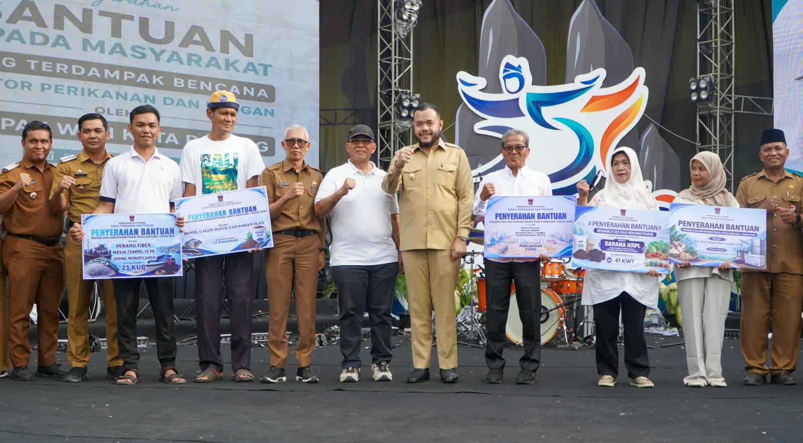 Fadly Amran Serahkan Bantuan Rp.8 Miliar untuk Warga Padang Terdampak Bencana Hidrometeorologi