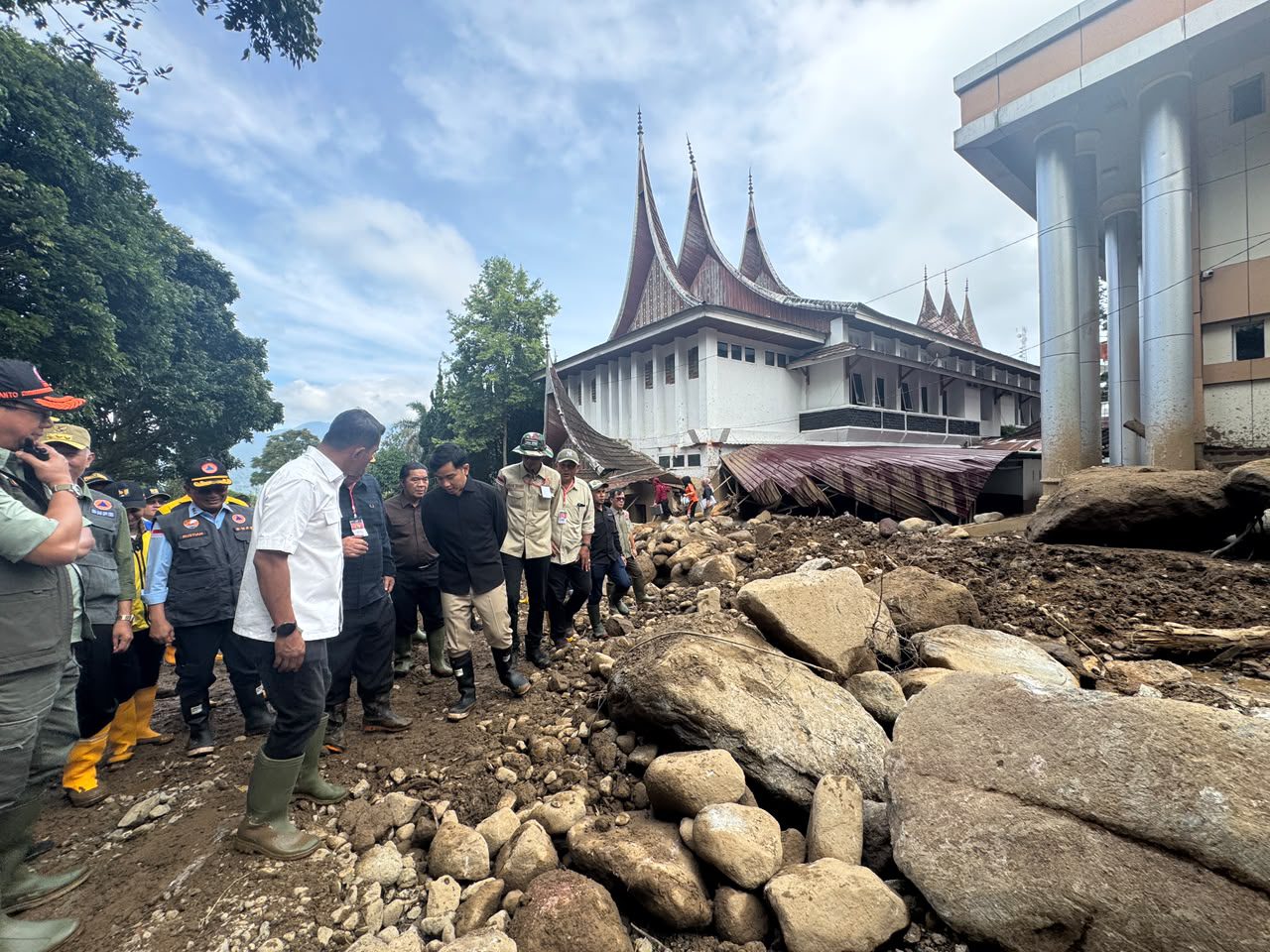 Tinjau Sejumlah Infrastrukur Terdampak Bencana di Solok, Wapres Dorong Percepatan Perbaikan Akses dan Layanan Publik