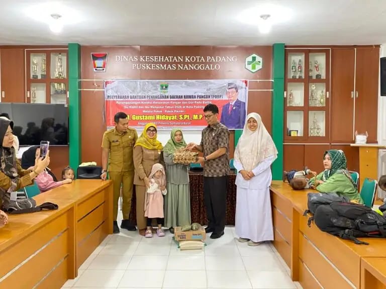 Anggota DPRD Sumbar Gustami Hidayat Serahkan Bantuan Penanganan Rawan Pangan untuk Ibu Hamil dan Balita di Kota Padang